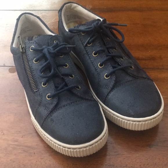 born tennis shoes with zipper